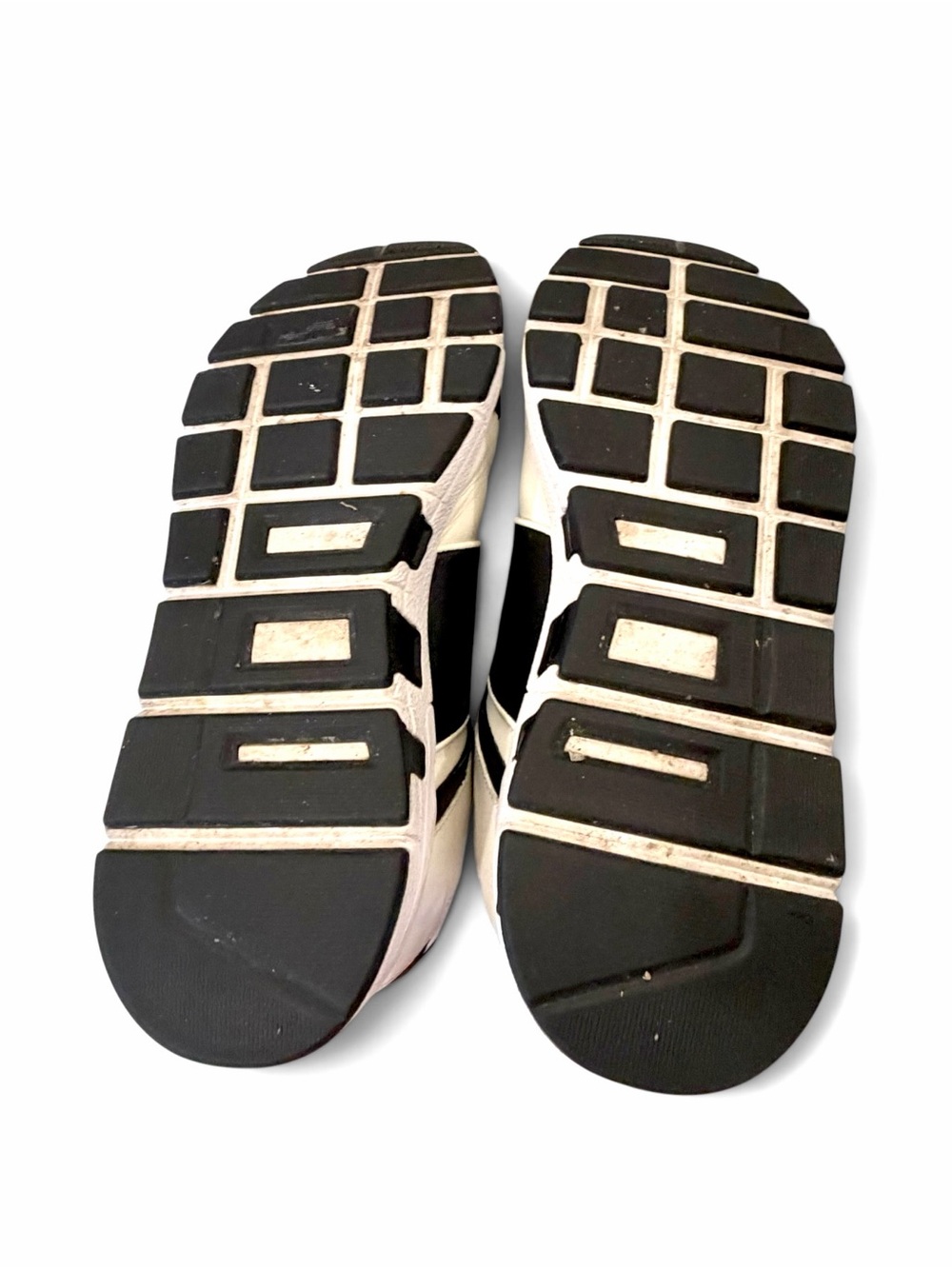 Gucci Men’s Black & White Leather interlocking Logo Runner Sneakers - Picture 7 of 12